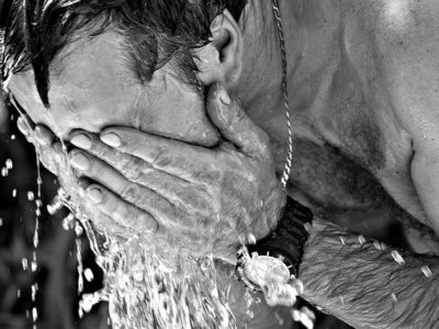 顔を洗う男性