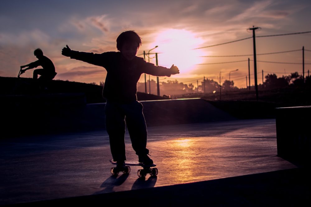 スケートボードをする子供